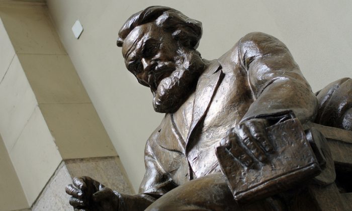 La statue de Karl Marx vue dans le bâtiment de l'Université Corvinus à Budapest, le 4 septembre 2014 (Attila Kisbenedek/AFP/Getty Images)