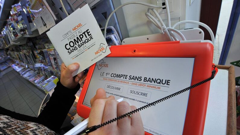 Le "Compte Nickel" permet aux clients d'ouvrir un compte bancaire à distance, dans un magasin. (Photo FRANK PERRY/AFP via Getty Images)