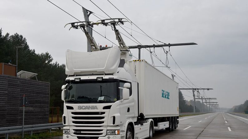 Un camion équipé d'un pantographe roule sur la piste d'essai "eHighay" installée par Siemens à Gross Doelln, dans l'est de l'Allemagne, le 6 novembre 2015. (Photo : BERND SETTNIK/DPA/AFP via Getty Images)