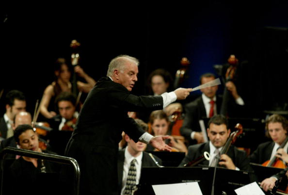 Le West-Eastern Divan Ensemble dirigé par le Premier violon Michael Barenboim réunit des musicien d'origines arabe et israelienne. Illustration (ABBAS MOMANI/AFP via Getty Images)