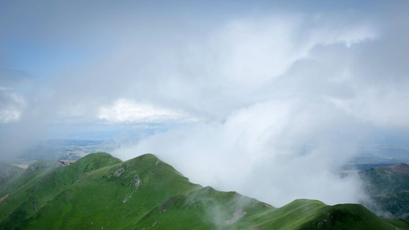 Les nuages analysés contenaient entre 330 et plus de 30.000 bactéries par millilitre d'eau, pour une moyenne d'environ 8.000 bactéries par millilitre. (Photo  LOIC VENANCE/AFP via Getty Images)