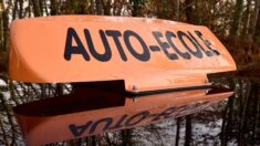 La monitrice de l’auto-école va aux toilettes, son élève décide de rouler seul pendant une heure