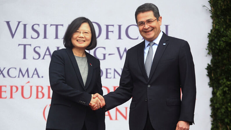 Le président du Honduras, Juan Orlando Hernandez (à droite), serre la main de la présidente de Taïwan, Tsai Ing-wen, à son arrivée à la maison présidentielle de Tegucigalpa, le 9 janvier 2017. 
 (JOHNY MAGALLANES/AFP via Getty Images)