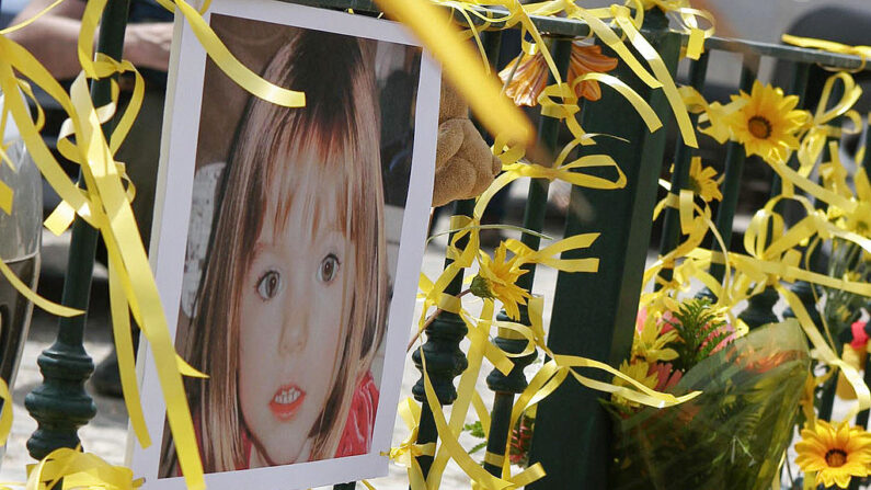 Un ruban jaune, des bougies et une photo de Madelaine McCann sont visibles à Praia da Luz, au Portugal, le 12 mai 2007. (Photo: MELANIE MAPS/AFP via Getty Images)