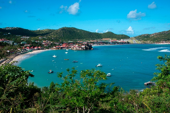 Image d'illustration. La baie de Saint-Jean sur l'île française de Saint-Barthélemy. (HELENE VALENZUELA/AFP via Getty Images)