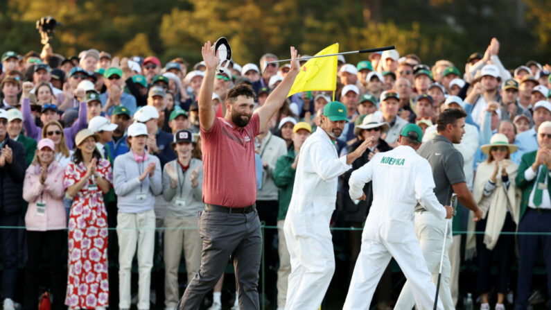 L'Espagnol Jon Rahm a remporté dimanche le premier tournoi du Grand Chelem de golf de l'année, le Masters d'Augusta, ce qui lui permet de redevenir N.1 au classement mondial aux dépens du tenant du titre Scottie Scheffler. (Photo by Christian Petersen/Getty Images)