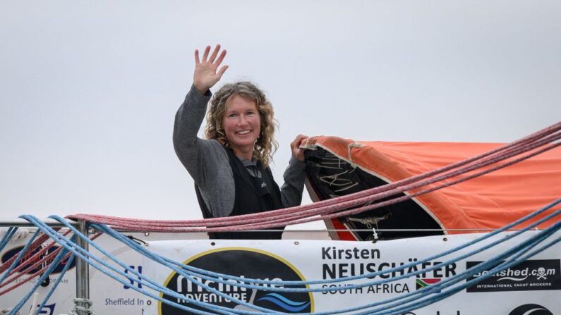 Kirsten Neuschafer,  la navigatrice sud-africaine de 40 ans s’est imposée après 235 jours en mer d'une folle épopée (Photo by LOIC VENANCE/AFP via Getty Images)