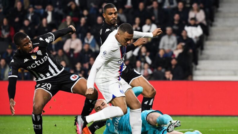 Le Paris Saint-Germain, emmené par Kylian Mbappé auteur d'un doublé, a battu vendredi la lanterne rouge Angers (2-1). (Photo by JEAN-FRANCOIS MONIER/AFP via Getty Images)