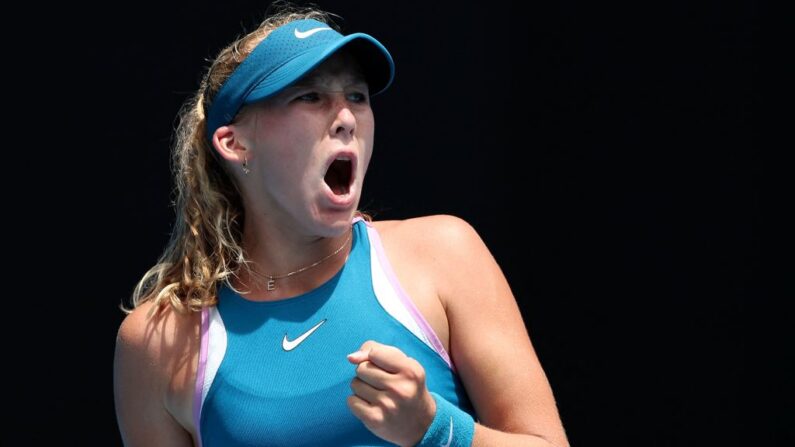 La jeune Russe de 15 ans Mirra Andreeva a battu la Canadienne Leylah Fernandez 6-3, 6-4 mercredi. (Photo by MARTIN KEEP/AFP via Getty Images)