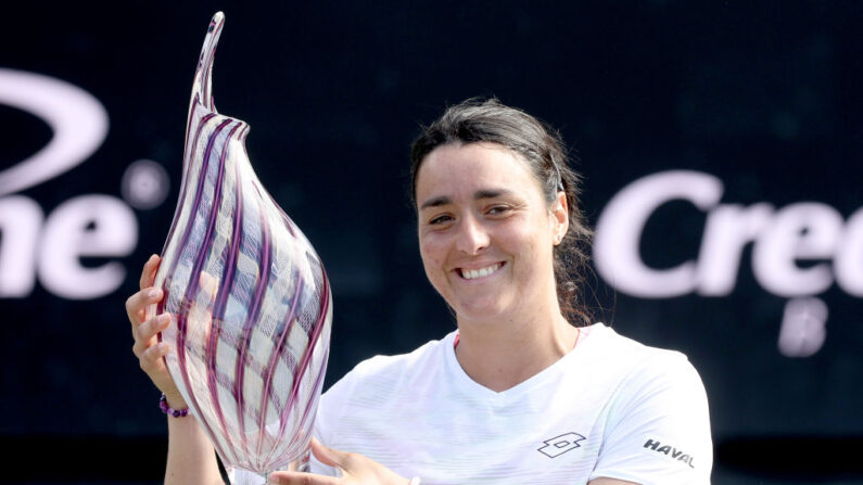 La Tunisienne Ons Jabeur, a remporté dimanche le tournoi WTA 500 de Charleston en battant la Suissesse Belinda Bencic, qui l'avait battue l’année dernière au même stade du tournoi. (Photo by Matthew Stockman/Getty Images)