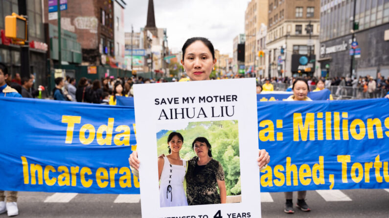 Wang Shanshan participe à un défilé pour réclamer la fin de la persécution menée par le Parti communiste chinois contre sa foi, dans le quartier de Flushing, dans le Queens, à New York, le 23 avril 2023. (Chung I Ho/Epoch Times)