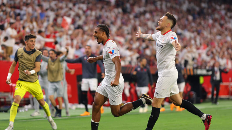 L'exploit des rois de la C3 ! Le Séville FC, qui avait arraché le nul 2-2 à Old Trafford à l'aller, a créé la sensation jeudi en surclassant Manchester United 3-0. (Photo by Fran Santiago/Getty Images)