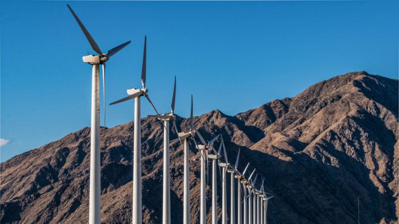 Un parc éolien à l'extérieur de Palm Springs, en Californie, le 26 mai 2018. (John Fredricks/Epoch Times)