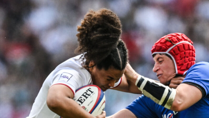 Tatyana Heard (à.g) de l’équipe d’Angleterre contre Audrey Forlani (à.d) de l’équipe de France lors du match des Six Nations. (Photo by Glyn KIRK / AFP) (Photo by GLYN KIRK/AFP via Getty Images)