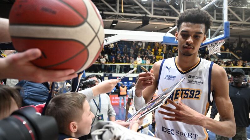 Le prodige du basket français Victor Wembanyama s'est officiellement déclaré vendredi candidat à la draft de la NBA, le 22 juin, dont il est le grand favori. (Photo by EMMANUEL DUNAND/AFP via Getty Images)