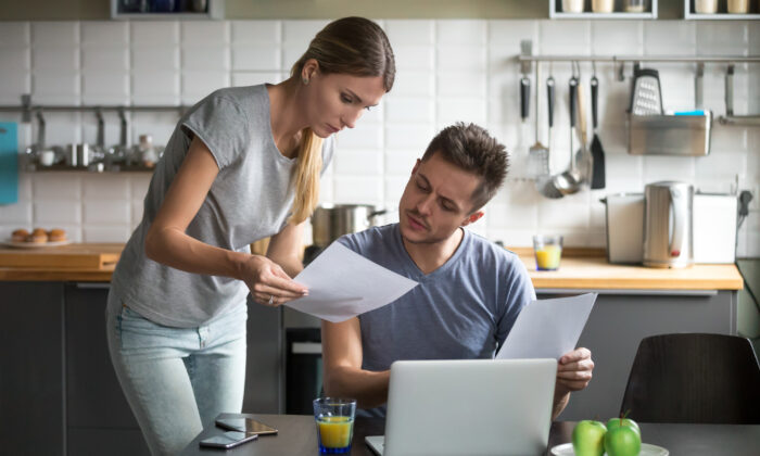 Parce que notre culture encourage les solutions rapides, les couples en difficulté peuvent parfois s'imaginer que les autres couples s'en sortent mieux qu'eux. (fizkes/Shutterstock)