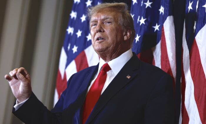 L'ancien président Donald Trump s'adresse aux journalistes avant son discours lors de la conférence annuelle Conservative Political Action Conference (CPAC) au Gaylord National Resort & Convention Center National Harbor (Maryland), le 4 mars 2023. (Anna Moneymaker/Getty Images)