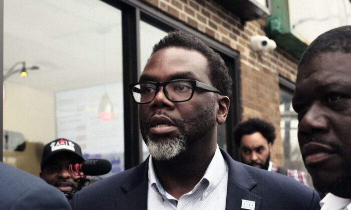 Brandon Johnson, candidat à la mairie de Chicago, quitte les lieux après avoir fait campagne à la Manny's Cafeteria & Delicatessen lors du second tour de l'élection municipale à l'école élémentaire Robert Healy à Chicago (Illinois), le 4 avril 2023. (Alex Wroblewski/Getty Images)