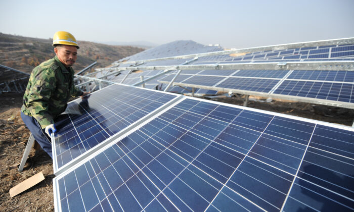 Installation de panneaux solaires en silicium polycristallin dans le cadre d'un projet d'énergie photovoltaïque terrestre dans la ville de Guanshui du district de Muping, le 17 novembre 2015, à Yantai, dans la province de Shandong, en Chine. (VCG/VCG via Getty Images)

