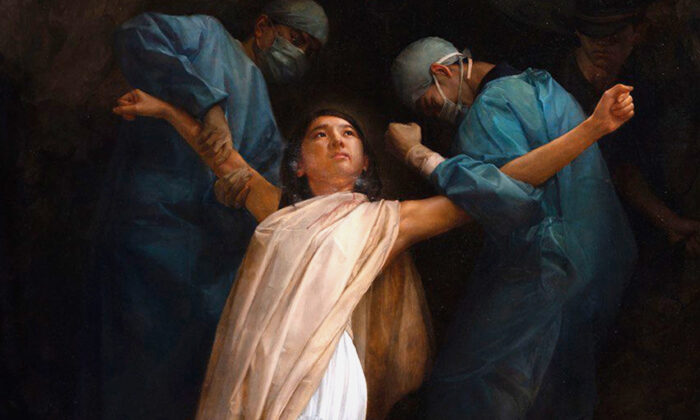 « A [Falun] Dafa Disciple at the Moment of Organ Harvesting » par Hung Yu Chen : la peinture a reçu une mention honorable dans le NIFPC 2019 et dépeint le moment où une pratiquante du Falun Dafa, incarcérée pour sa foi en Chine, est emmenée de force par les médecins pour prélever ses organes, alors qu'elle est en vie et en bonne santé. (Concours international de dessin NTD)