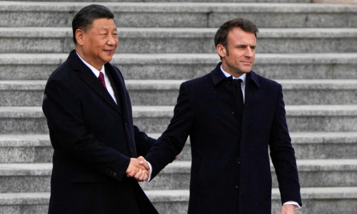 Xi Jinping serre la main d’Emmanuel Macron lors de la cérémonie de bienvenue à Pékin, le 6 avril 2023. (Ng Han Guan/POOL/AFP via Getty Images)