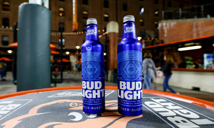 Des canettes de bière Bud Light sur une table pendant le match entre les Orioles de Baltimore et les Blue Jays de Toronto à l'Oriole Park at Camden Yards à Baltimore, Md, le 19 septembre 2019. (Rob Carr/Getty Images)