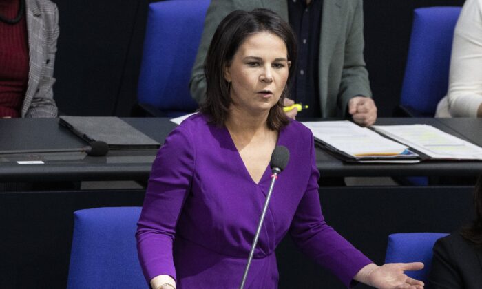 La ministre allemande des Affaires étrangères et membre du parti Vert, Annalena Baerbock, répond aux questions de ses collègues parlementaires lors d'une séance de questions-réponses du gouvernement fédéral à Berlin, le 19 avril 2023. (Maja Hitij/Getty Images)