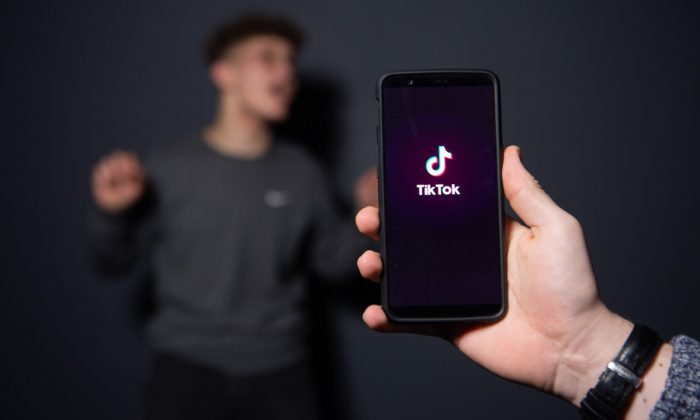 Un jeune pose pour une photo prise par l'application de smartphone Tiktok. (-/AFP/Getty Images)