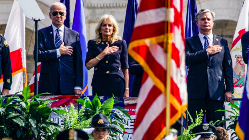 
(De gauche à droite) Le président Joe Biden, la première dame Jill Biden et le directeur du FBI Christopher Wray pendant l'hymne national des États-Unis lors du 40e service commémoratif annuel des agents de la paix sur la façade ouest du Capitole des États-Unis à Washington, le 16 octobre 2021. (Samuel Corum/Getty Images)