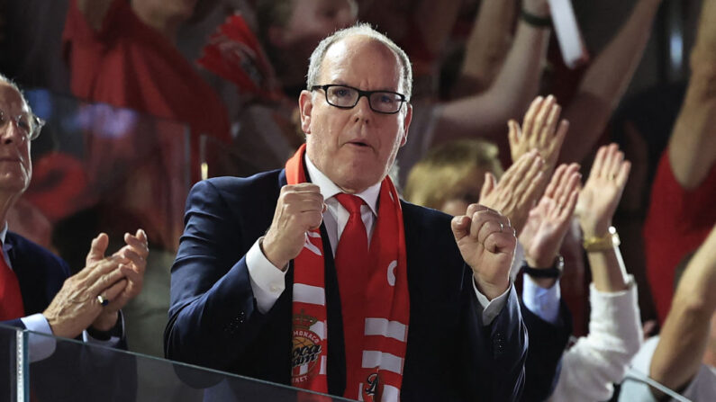 Monaco a pris l’un des deux derniers billets pour le Final Four de l'Euroligue de basket devant le Prince Albert II de Monaco. (Photo by VALERY HACHE/AFP via Getty Images)