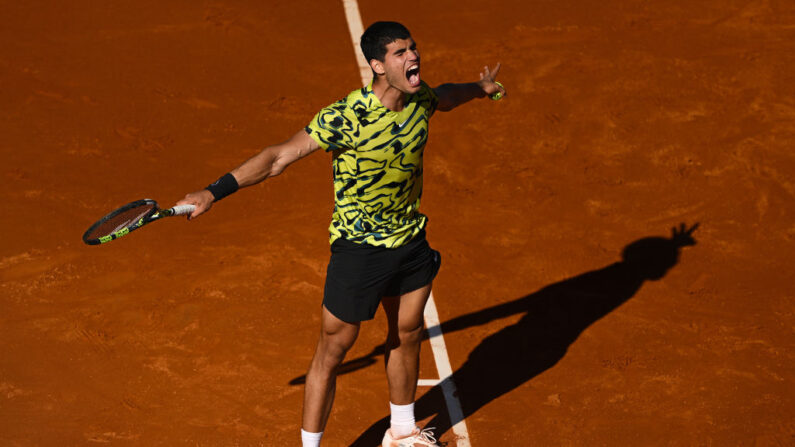 L'Espagnol Carlos Alcaraz, N.2 mondial et tenant du trophée, s'est qualifié mercredi pour les demi-finales du Masters 1000 de Madrid en maîtrisant le Russe Karen Khachanov. (Photo by David Ramos/Getty Images)