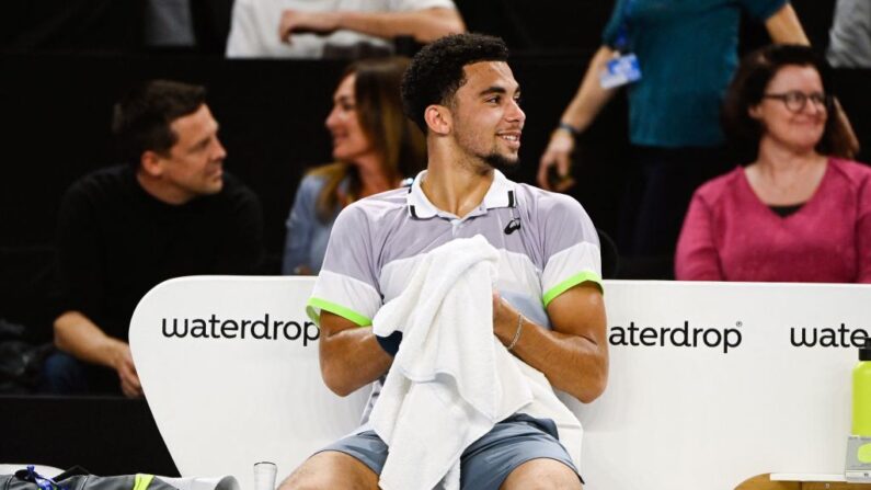 A seulement 18 ans, le Français Arthur Fils s'est qualifié vendredi pour la finale du tournoi de tennis ATP 250 de Lyon. (Photo by CLEMENT MAHOUDEAU/AFP via Getty Images)