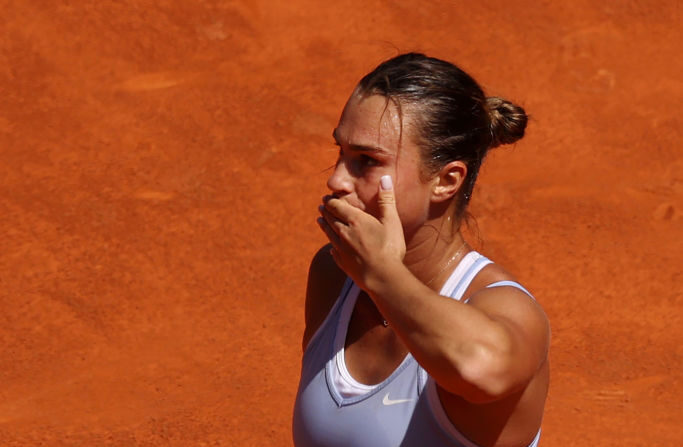 Aryna Sabalenka est qualifiée pour les demi-finales du tournoi WTA 1000 de Madrid après sa victoire contre l'Egyptienne Mayar Sherif. (Photo by Clive Brunskill/Getty Images)