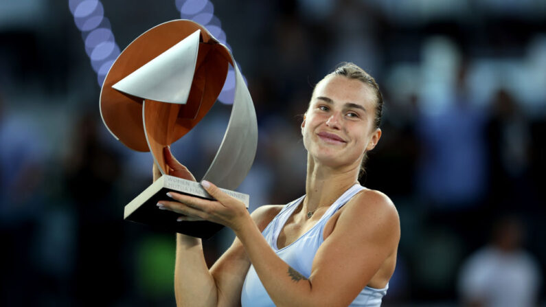 La N.2 mondiale Aryna Sabalenka s'est imposée à Madrid en venant à bout de la N.1 mondiale Iga Swiatek 6-3, 3-6, 6-3 samedi. (Photo by Clive Brunskill/Getty Images)