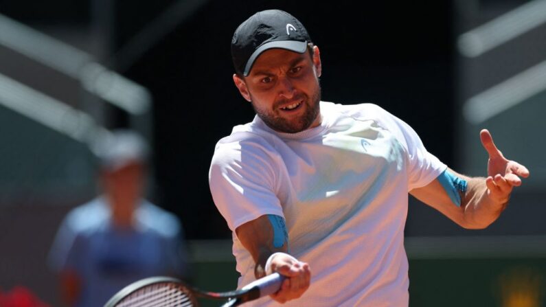 Le Russe Aslan Karatsev, s'est qualifié pour sa toute première demi-finale en Masters 1000, jeudi à Madrid. (Photo by PIERRE-PHILIPPE MARCOU/AFP via Getty Images)