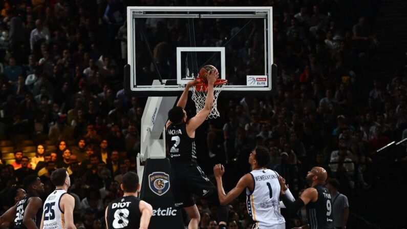 L'attaquant français de Lyon-Villeurbanne Amine Noua (C) dunk le ballon lors du match 2 de la demi-finale de basket-ball de l'élite française entre Boulogne-Levallois Metropolitans 92 et l'ASVEL Lyon-Villeurbanne, le 30 mai 2023. (Photo by CHRISTOPHE ARCHAMBAULT/AFP via Getty Images)