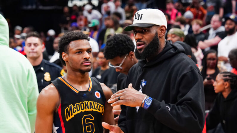 Bronny James, le fils aîné de la superstar de la NBA LeBron James, a annoncé s'être engagé à jouer avec l'Université de Californie du Sud (USC). (Photo by Alex Bierens de Haan/Getty Images)