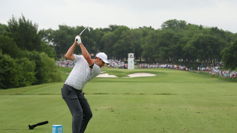 Bryson DeChambeau des États-Unis joue son coup depuis le 13e tee pendant le premier tour du championnat de la PGA 2023 au Oak Hill Country Club le 18 mai 2023 à Rochester, New York. (Photo by Mike Mulholland/Getty Images)