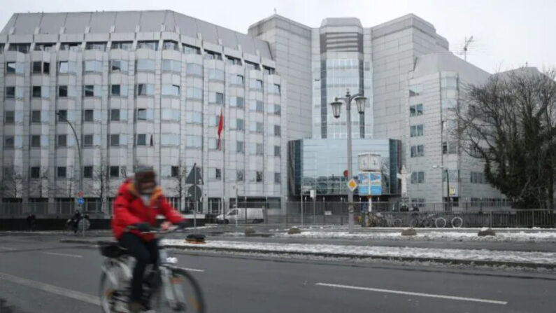 Un homme à vélo passe devant l'ambassade de Chine à Berlin le 11 décembre 2017. (Sean Gallup/Getty Images)