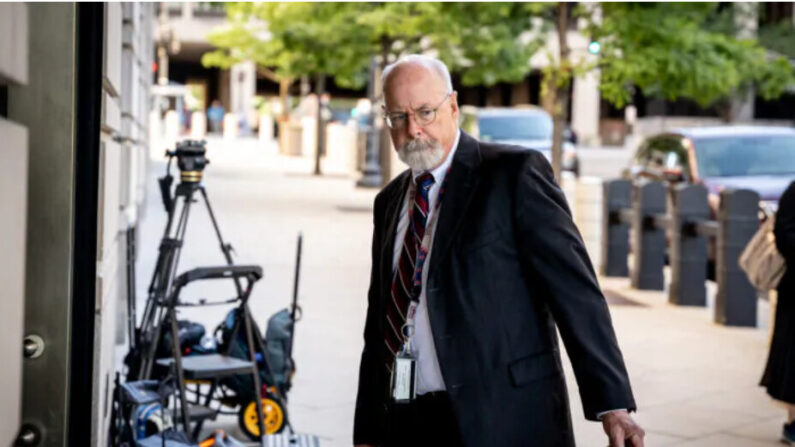 L'avocat spécial John Durham arrive au tribunal fédéral à Washington le 18 mai 2022. (Teng Chen pour Epoch Times)