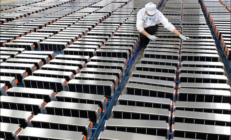 Des batteries au lithium pour les voitures électriques fabriquées dans l’usine de Xinwangda Electric Vehicle Battery Co. à Nanjing, dans la province chinoise du Jiangsu, le 12 mars 2021. (STR/AFP via Getty Images)