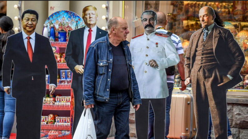 Un homme passe devant des découpages en carton du dirigeant chinois Xi Jinping, du président américain Donald Trump et des dictateurs soviétiques Joseph Staline et Vladimir Lénine dans le centre de Moscou, le 7 août 2019. (Yuri Kadobnov/AFP via Getty Images)