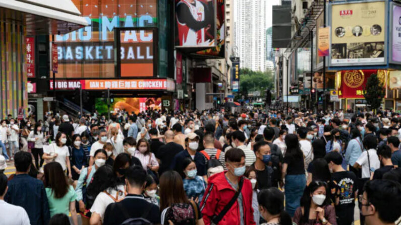 Un carrefour dans un quartier commerçant de Hong Kong, le 30 octobre 2022 (Anthony Kwan/Getty Images)