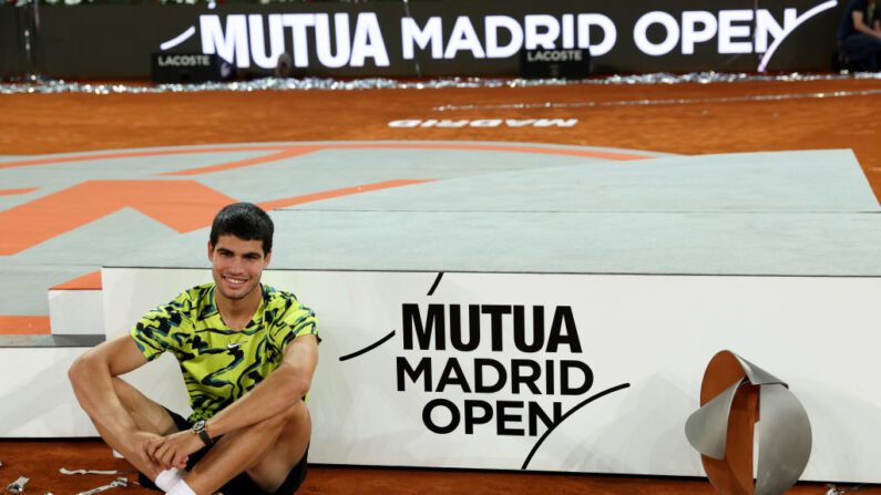 Fort d'un doublé à Madrid dimanche, comme à Barcelone deux semaines plus tôt, Carlos Alcaraz, vingt ans depuis deux jours.  (Photo by Clive Brunskill/Getty Images)