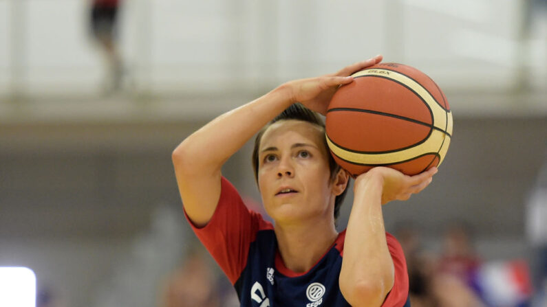 L'ex-capitaine des Bleues Céline Dumerc, a annoncé mardi la fin de sa carrière. (Photo credit should read NICOLAS TUCAT/AFP via Getty Images)