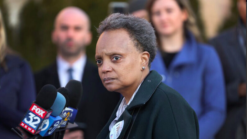 La mairesse de Chicago, Lori Lightfoot, s'adresse à la presse dans un bureau de vote anticipé à Chicago, le 20 février 2023. (Scott Olson/Getty Images)