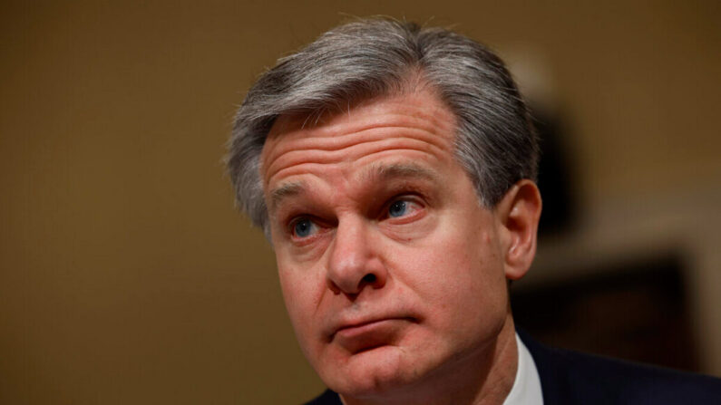 Le directeur du FBI, Christopher Wray, se prépare à témoigner devant la commission de la sécurité intérieure de la Chambre des représentants dans le Cannon House Office Building au Capitole à Washington le 15 novembre 2022. (Chip Somodevilla/Getty Images)