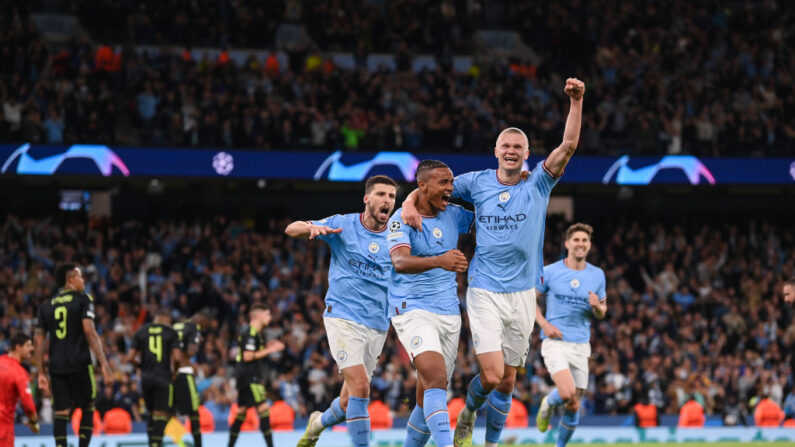 Manuel Akanji célèbre avec Erling Haaland de Manchester City après avoir marqué le troisième but de l'équipe lors du match retour de la demi-finale de la Ligue des champions de l'UEFA entre le Manchester City FC et le Real Madrid à l'Etihad Stadium le 17 mai 2023 à Manchester, en Angleterre. (Photo by Michael Regan/Getty Images)