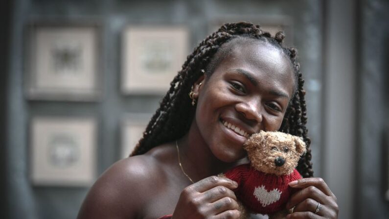 la Française Clarisse Agbégnénou retrouve les Championnats du monde de judo à Doha avec sa fille à ses côtés. (Photo by STEPHANE DE SAKUTIN/AFP via Getty Images)