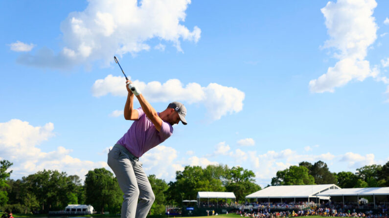 L'Américain Wyndham Clark, en tête la veille avec deux concurrents, a conservé seul les commandes du Wells Fargo Championship. (Photo by Mike Ehrmann/Getty Images)